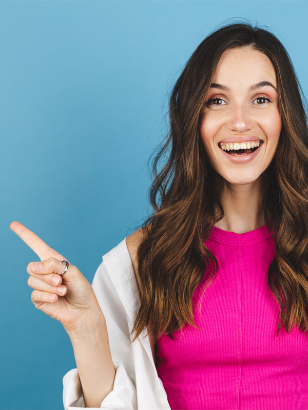 Frau mit braunen Haaren und pinken Top zeigt mit einem erstauten Blick auf den headline-Text "Weiterempfehlen lohnt sich".